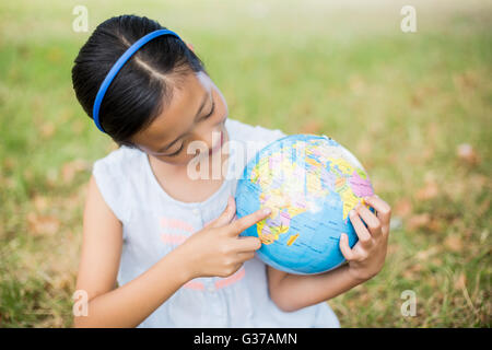 Ragazza sorridente guardando al mondo Foto Stock