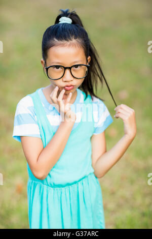 Ritratto di ragazza in piedi con la mano sul mento Foto Stock