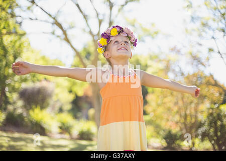 Ragazza che indossa corona in piedi con le braccia aperte in posizione di parcheggio Foto Stock