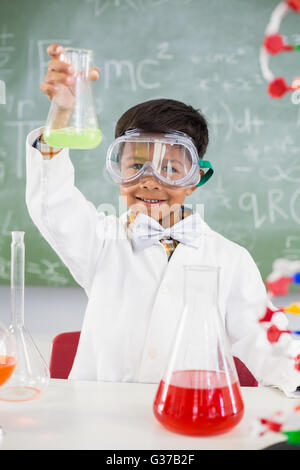 Ritratto di scolaro facendo un esperimento di chimica in laboratorio Foto Stock
