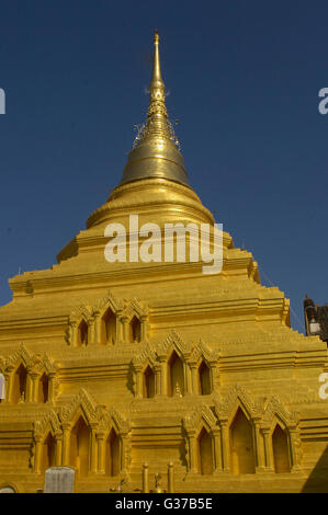 Stupa dorato di Wat Zom Kham / Wat Jom Kham, tempio buddista, Keng Tung / Kengtung, Stato Shan, Myanmar / Birmania Foto Stock