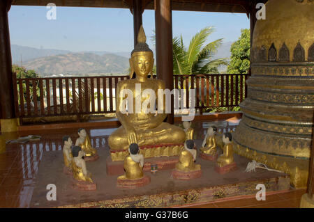 Stupa dorato di Wat Zom Kham / Wat Jom Kham, tempio buddista, Keng Tung / Kengtung, Stato Shan, Myanmar / Birmania Foto Stock