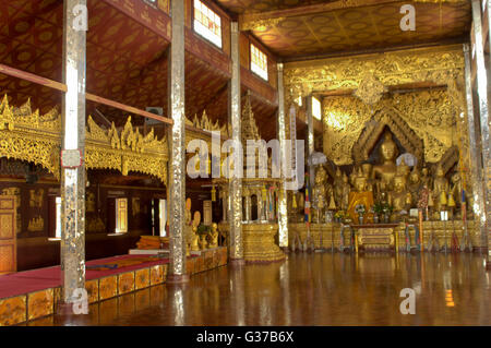 Stupa dorato di Wat Zom Kham / Wat Jom Kham, tempio buddista, Keng Tung / Kengtung, Stato Shan, Myanmar / Birmania Foto Stock