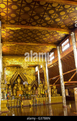 Stupa dorato di Wat Zom Kham / Wat Jom Kham, tempio buddista, Keng Tung / Kengtung, Stato Shan, Myanmar / Birmania Foto Stock