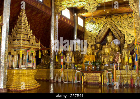 Stupa dorato di Wat Zom Kham / Wat Jom Kham, tempio buddista, Keng Tung / Kengtung, Stato Shan, Myanmar / Birmania Foto Stock