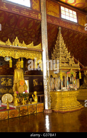 Stupa dorato di Wat Zom Kham / Wat Jom Kham, tempio buddista, Keng Tung / Kengtung, Stato Shan, Myanmar / Birmania Foto Stock