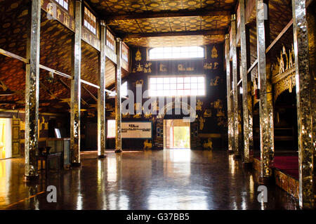 Stupa dorato di Wat Zom Kham / Wat Jom Kham, tempio buddista, Keng Tung / Kengtung, Stato Shan, Myanmar / Birmania Foto Stock