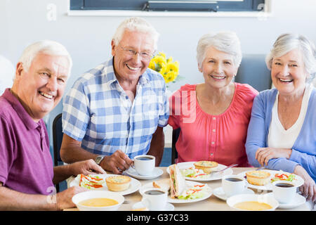 Gli anziani a pranzo insieme Foto Stock