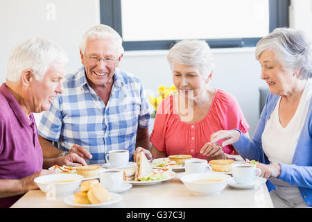 Gli anziani a pranzo insieme Foto Stock