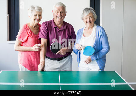 Seniors giocando a ping-pong Foto Stock