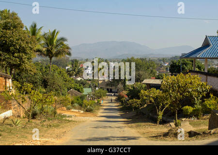 Equitazione per bambini attraverso le città di Keng Tung / Kengtung, Stato Shan, Myanmar / Birmania Foto Stock