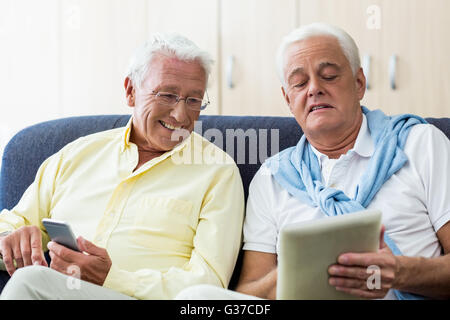 Alti uomini utilizzando la tecnologia Foto Stock