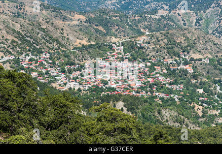 Famoso il pittoresco villaggio di montagna resort di Pedoulas nel distretto di Nicosia a Monti Troodos in Cipro. Foto Stock