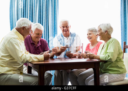 Gli anziani a giocare a carte insieme Foto Stock