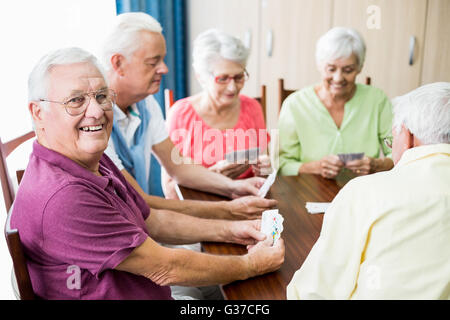 Gli anziani a giocare a carte insieme Foto Stock