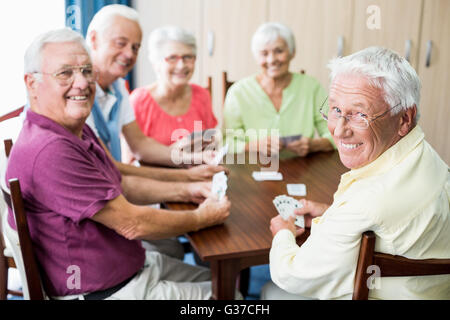 Gli anziani a giocare a carte insieme Foto Stock