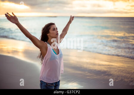 La donna che si allunga le braccia Foto Stock