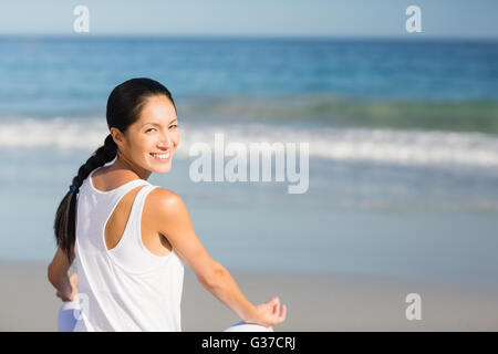 Ritratto di donna bella esecuzione di yoga Foto Stock