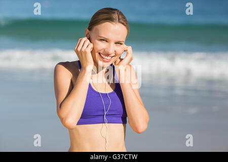 Ritratto di donna bella ascoltare musica mentre ti alleni Foto Stock