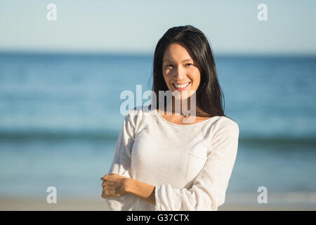 Ritratto di giovane e bella donna sorridente Foto Stock