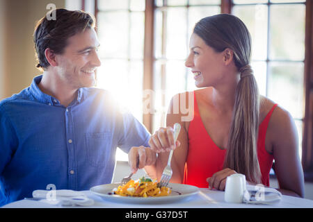 Coppia giovane parlando mentre a pranzo Foto Stock