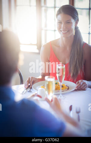 Coppia giovane a pranzo insieme Foto Stock