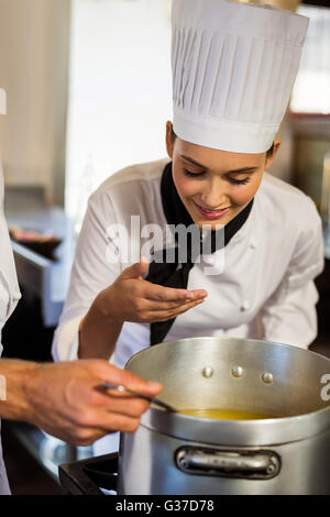 Capo chef annusare il cibo Foto Stock