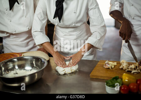 La sezione centrale del capo chef rendendo impasto per pizza Foto Stock