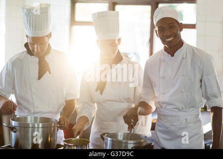 Capo chef lavorano insieme con il suo collega Foto Stock