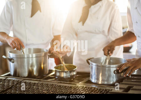 La sezione centrale di chef agitazione nel recipiente di cottura Foto Stock