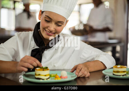 Femmina finitura chef piatti da dessert Foto Stock