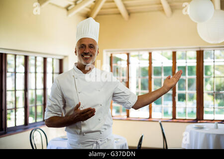 Ritratto di chef sorridente accogliente Foto Stock