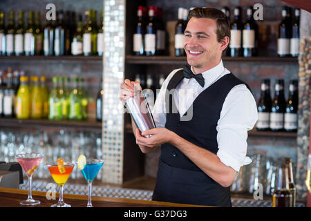 Barista miscelare un cocktail drink in shaker Foto Stock