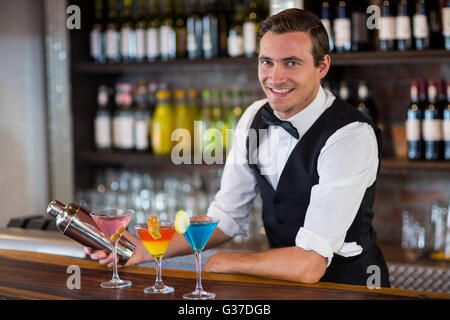 Barista miscelare un cocktail drink in shaker Foto Stock