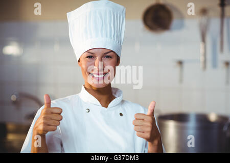 Ritratto di chef sorridente mostra pollice in alto Foto Stock