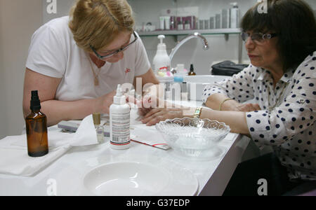 Israele, Tel Aviv, Manicure trattamento in un salone estetico. Foto Stock