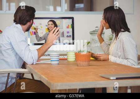 La gente di affari avente una video conferenza Foto Stock
