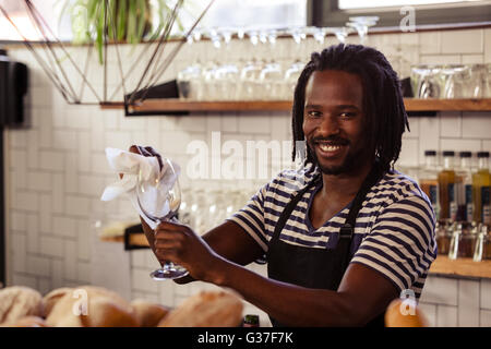 Sorridente hipster lavoratore occhiali di tergitura Foto Stock