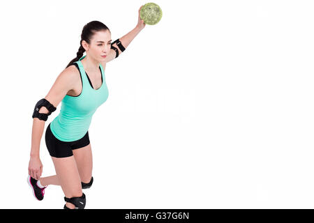 Atleta femminile con il gomito pad gettando la pallamano Foto Stock