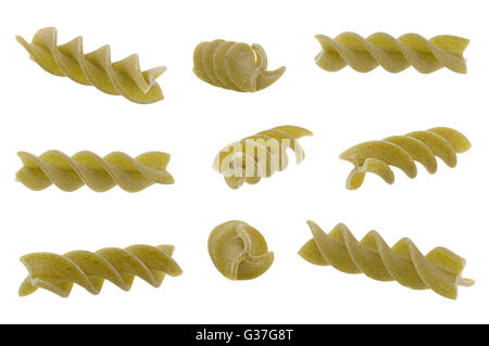 Green swirl pasta secca closeup isolati su sfondo bianco Foto Stock