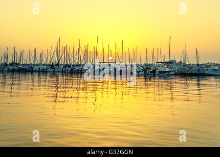 La riflessione in acqua barche. vintage immagine filtrata Foto Stock