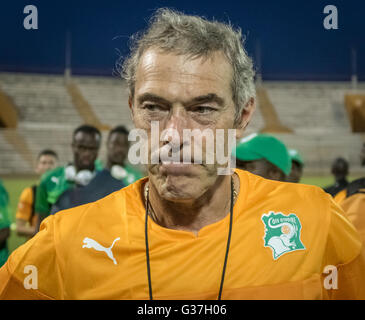 Allenatore di calcio Michel Dussuyer a Stade a Bouaké in Costa d'Avorio, l'Africa occidentale. Foto Stock