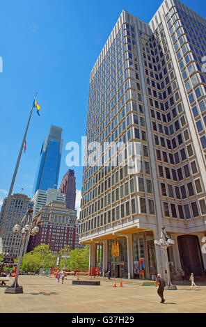 I servizi comunali e la costruzione di grattacieli in Philadelphia, Pennsylvania, USA. È il quartiere centrale degli affari di Philadelphia. I turisti sulla piazza. Foto Stock