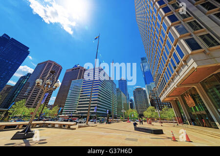 Servizi comunali edificio e Penn Center con grattacieli di Philadelphia, Pennsylvania, USA. È il quartiere centrale degli affari di Philadelphia. I turisti in strada. Foto Stock