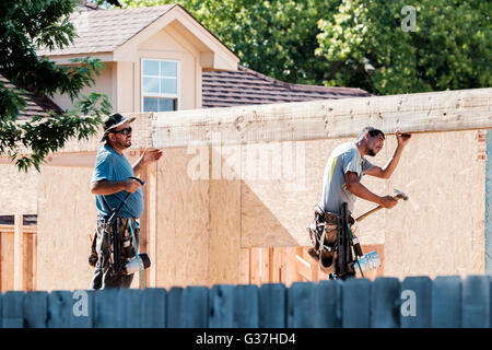 Due ispanici uomini al lavoro sulla nuova costruzione nella città di Oklahoma, Oklahoma, Stati Uniti d'America. Foto Stock