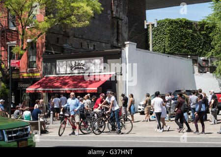 Occupato il marciapiede di fronte Juliana's Pizza, Brooklyn, New York Foto Stock