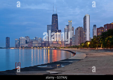 Sullo skyline di Chicago. immagine del Chicago Downtown lakefront al crepuscolo. Foto Stock