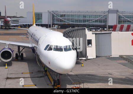 La Monarch Airbus A321-231 G-ZBAK al gate presso l'aeroporto di Funchal, Madeira, Portogallo Foto Stock