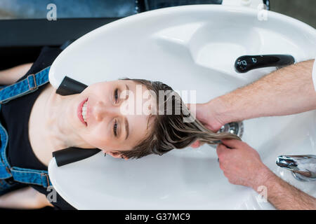 Parrucchiere lavaggio mani donna capelli in salone. Vista dall'alto. Foto Stock