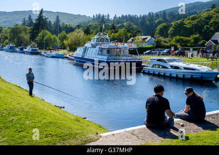 Imbarcazioni da diporto ormeggiata su Caledonian Canal a Dochgarroch, Inverness-shire Foto Stock